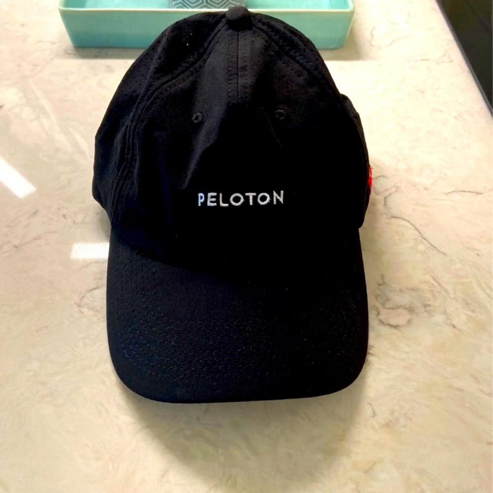 Peloton run hat NWOT